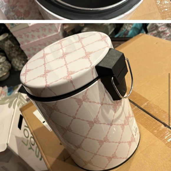 Small white garbage can with pink bows - Picture 3 of 7
